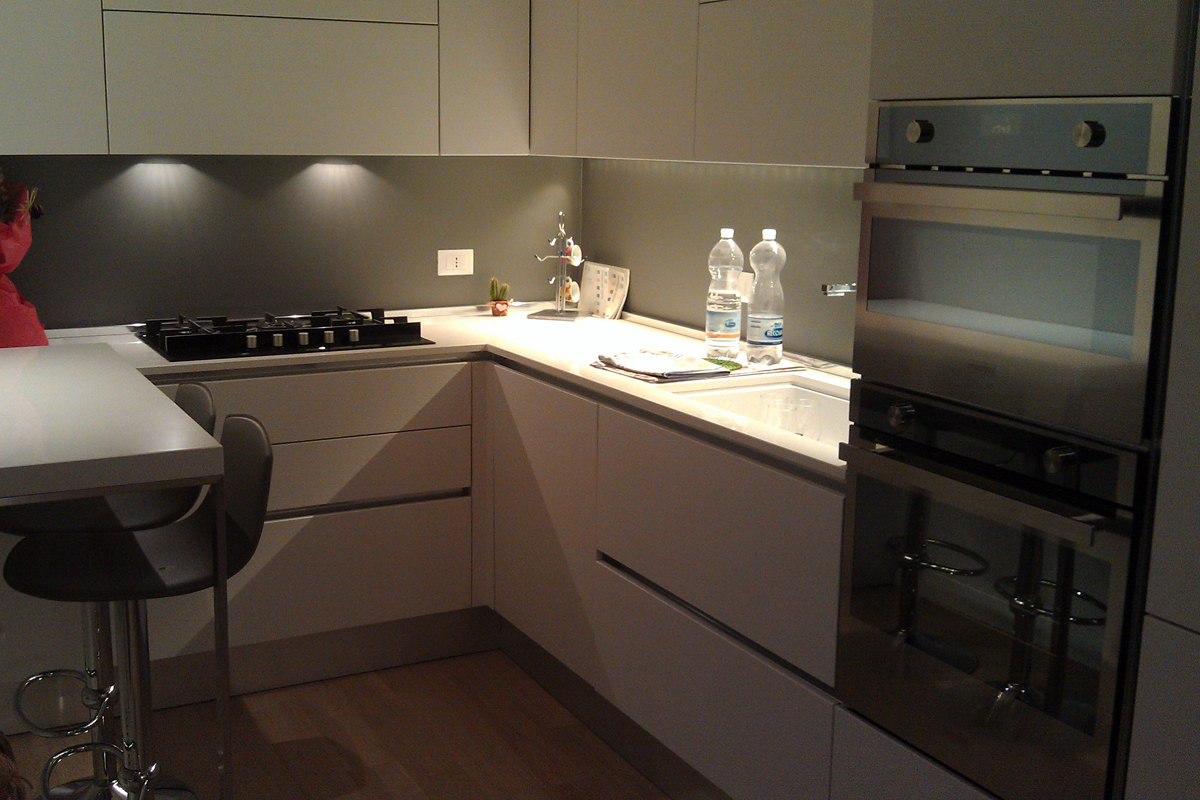 Cucina Bianca Senza Maniglie: Linda cucina sospesa by cucine lube. Cucina Bianca Senza Maniglie: Linda cucina sospesa by cucine lube.